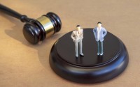 班主任因口角拉扯推搡学生后被家长闯入办公室打伤 起诉获赔8000余元，自担三成责任