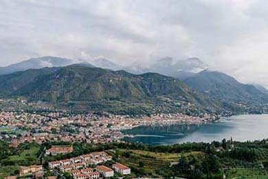 【人民币汇率开年走强，专家提醒切勿盲目“赌”方向】此轮人民币持续走强，是多重因素共振的结果。业内人士分析认为：一方面，外部环境边际改善，为包括人民币在内的非美货币提供了上行空间；另一方面，春节前后企业结汇需求集中释放，为汇率注入季节性动能。尽管人民币表现亮眼，但多位专家提醒，人民币汇率走势...