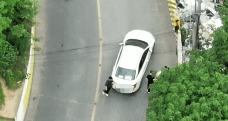 杭州女子取12万元现金独自进入山林,悄悄塞入路边树丛,警方无人机全程追踪定位,第一时间抓获取钱嫌疑人