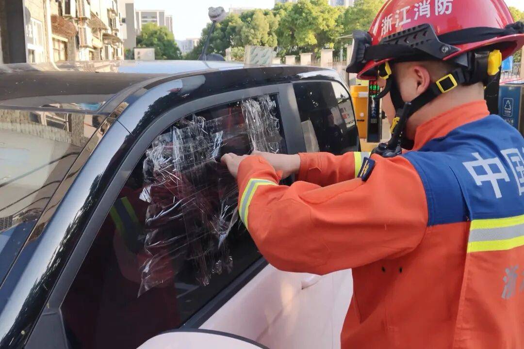 宁波一女子取快递时把2岁孩子独自留在车内，返回时发现车门已被反锁，钥匙也在车内！