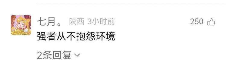爆红！武汉江汉路闹市水果摊，一小学生背对人群专注写作业，全程头都不回，网友：我娃一张纸掉地上都要看