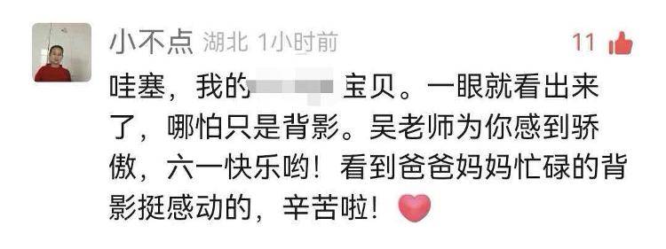 爆红！武汉江汉路闹市水果摊，一小学生背对人群专注写作业，全程头都不回，网友：我娃一张纸掉地上都要看
