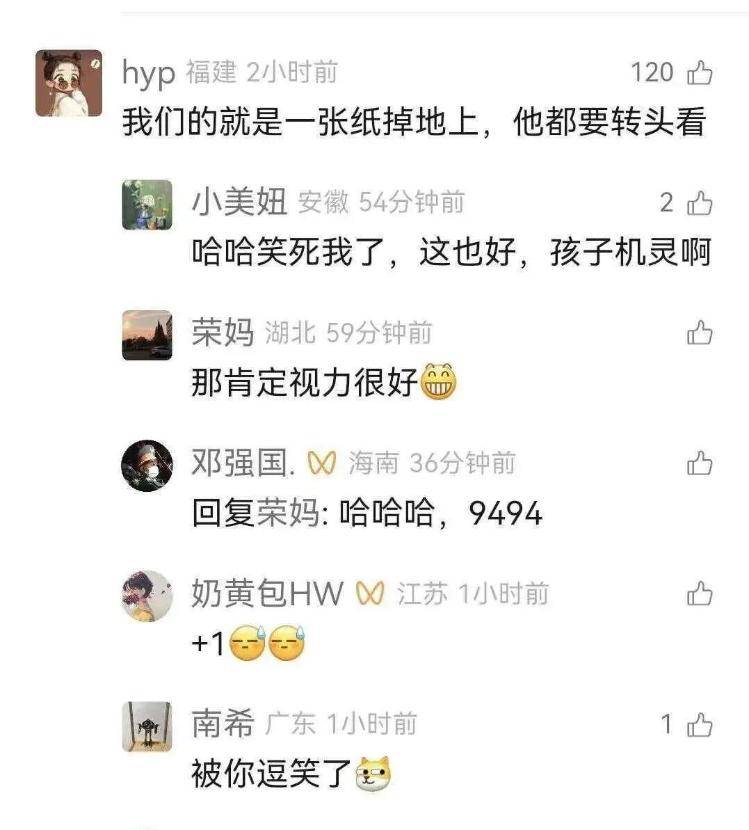 爆红！武汉江汉路闹市水果摊，一小学生背对人群专注写作业，全程头都不回，网友：我娃一张纸掉地上都要看