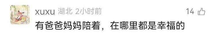 爆红！武汉江汉路闹市水果摊，一小学生背对人群专注写作业，全程头都不回，网友：我娃一张纸掉地上都要看